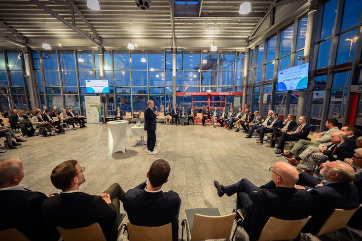 Vertreter_innen aus Wirtschaft, Wissenschaft und Kommunen tauschten sich am 19. September im Fährhaus der AG EMS am Borkumanleger in Emden zur energiepolitischen Situation im Nordwesten aus. (Foto: Mohssen Assanimoghaddam)