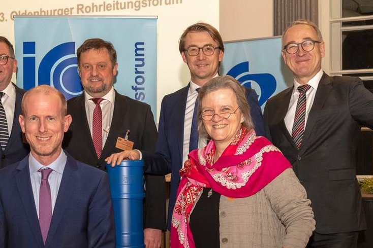 Obere Reihe v.l.: Dipl.-Ing. (FH) Fritz Eckart Lang, Präsident des Rohrleitungsbauverbandes e. V., Köln; Prof. Dipl.-Ing. Thomas Wegener, Vorstandsmitglied des iro e.V., Oldenburg und Vize-Präsident der Jade Hochschule; Dipl.-Kfm. Karsten Specht, Geschäftsführer des Oldenburgisch-Ostfriesischen Wasserverbandes (OOWV), Brake; Prof Dr.-Ing. Manfred Weisensee Präsident der Jade Hochschule Untere Reihe v.l.: Dr.-Ing. Dirk Waider, Mitglied des Vorstands der Gelsenwasser AG; Prof. Dr. Daniela Jacob, Direktorin des Climate Service Center Germany (Foto: Michael Stephan)
