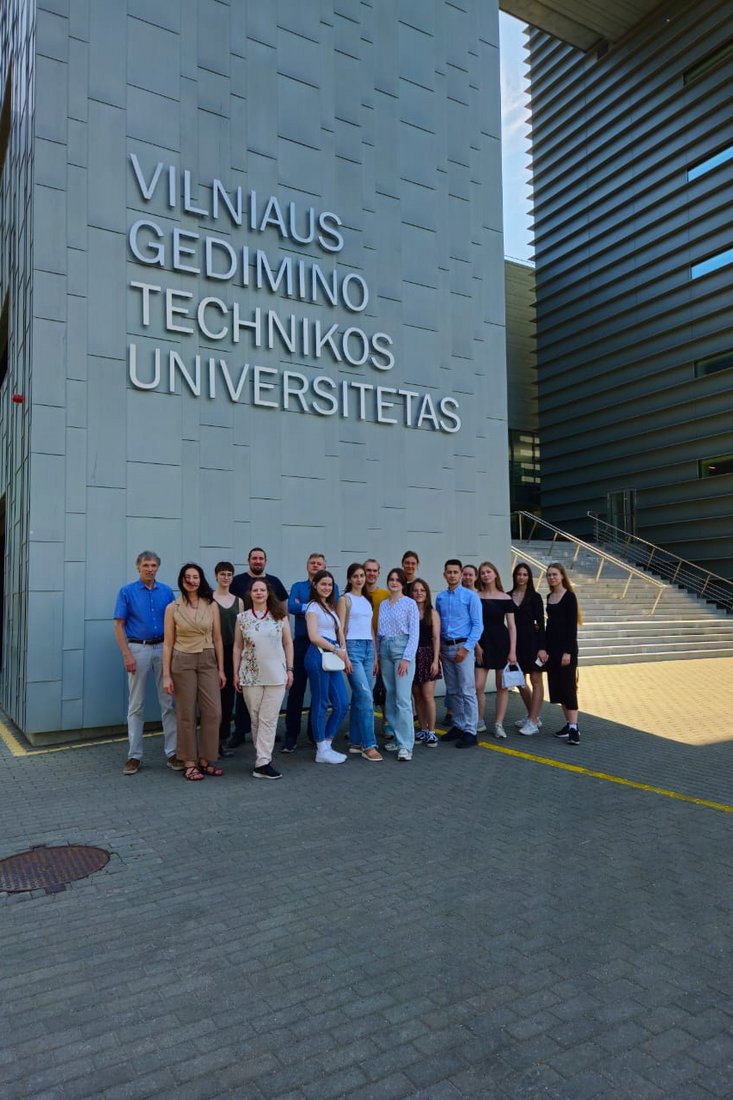Studierende der Technischen Universität Dnipro, der Kiewer Nationalen Universität für Bauwesen und Architektur, der Universität Bamberg und der Jade Hochschule auf dem Universitätscampus in Vilnius. (Foto: privat)