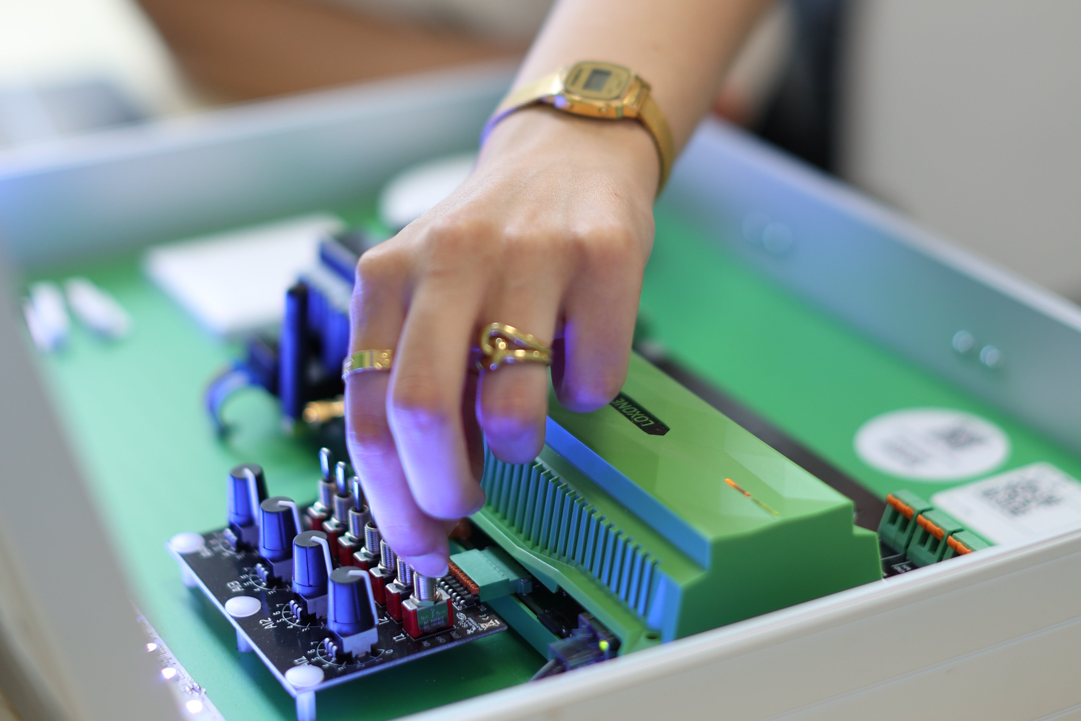 Hände bedienen Steuerungsmodul.