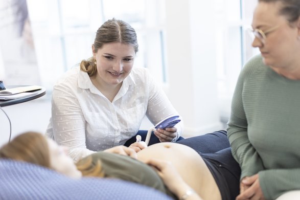 Herztöne beim Ungeborenen hören.