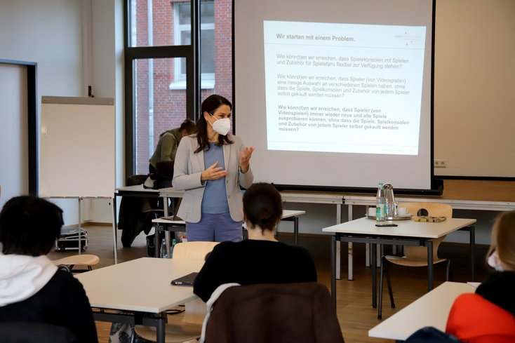 Prof. Dr. Doreen Appelt von der Jade Hochschule begleitete die Ideensuche mit der Innovationsmethode Design Thinking. (Foto: Cäcilienschule)