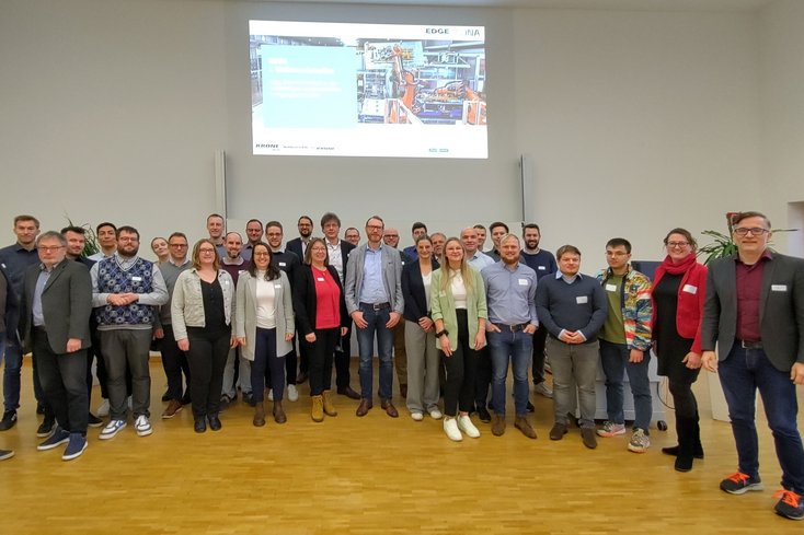 Gemeinsam finden sie nachhaltige Lösungen für Produktion und Logistik: Das Team des Projekts EDNA besteht aus Forschenden der Hochschule Osnabrück, der Jade Hochschule Wilhelmshaven/Oldenburg/Elsfleth, des Forschungsinstituts OFFIS e.V., Virtual Vehicle sowie aus Vertretern der Krone Business Center GmbH & Co. KG, der BRÜGGEN Oberflächen- und Systemlieferant GmbH sowie der Fahrzeugwerk Bernard Krone GmbH & Co. KG (Foto: Hochschule Osnabrück)