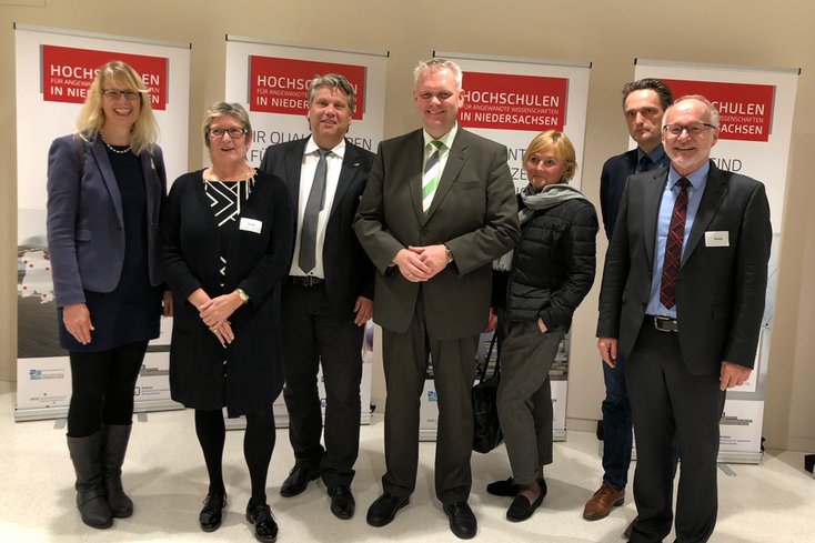 Gemeinsamer Auftritt der Niedersächsischen Hochschulen für angewandte Wissenschaften mit Prof. Dr. Andrea Czepek (li.) und Niedersachsens Wissenschaftsminister Björn Thümler (Mitte).