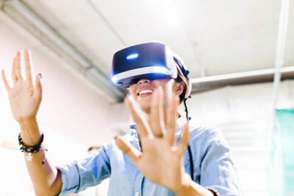 Frau mit VR -Brille im Raum