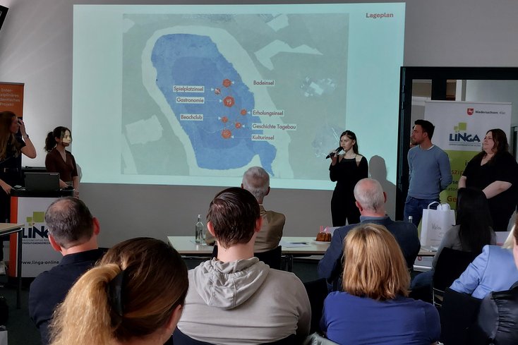 Das Gewinner-Projekt: Glück auf dem Lappwaldsee – Grenzenlose Erlebnisinseln. Schwimmenden Inseln dienen als Fläche für Gastronomie, Kultur und Veranstaltungen. Sie sind modular erweiterbar, entlang der ehemaligen innerdeutschen Grenze angeordnet und sind damit in doppelter Hinsicht grenzenlos. (Foto: Jade HS/Behn-Künzel)