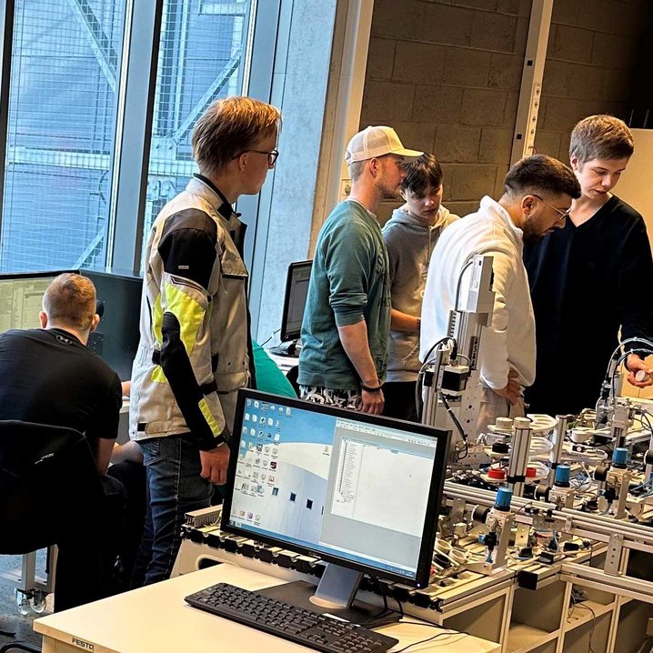 Studierende des Studiengangs Wirtschaftsingenieurwesen zu Gast an der Rēzekne Academy of Technology (Foto: Jade Hs)