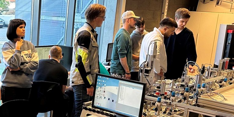 Studierende des Studiengangs Wirtschaftsingenieurwesen zu Gast an der Rēzekne Academy of Technology (Foto: Jade Hs)