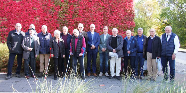 Rückkehr nach 60 Jahren: 14 der damals 52 Studierenden der ehemaligen Höheren Wirtschaftsfachschule Wilhelmshaven besuchten ihre alte Studienheimat. (Foto: Jade HS/Daniela Wrage)