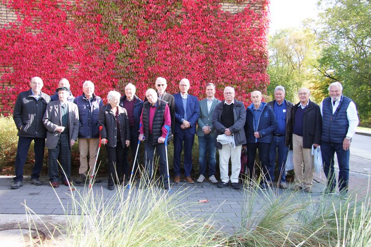 Rückkehr nach 60 Jahren: 14 der damals 52 Studierenden der ehemaligen Höheren Wirtschaftsfachschule Wilhelmshaven besuchten ihre alte Studienheimat. (Foto: Jade HS/Daniela Wrage)