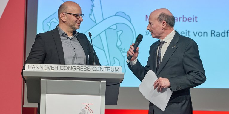 Der Präsident der Ingenieurkammer Niedersachsen, Prof. Dr.-Ing. Martin Betzler, und der Preisträger Tim Oliver Campen (li.) bei der Preisverleihung in Hannover. (Foto: Ingenieurkammer Niedersachsen)