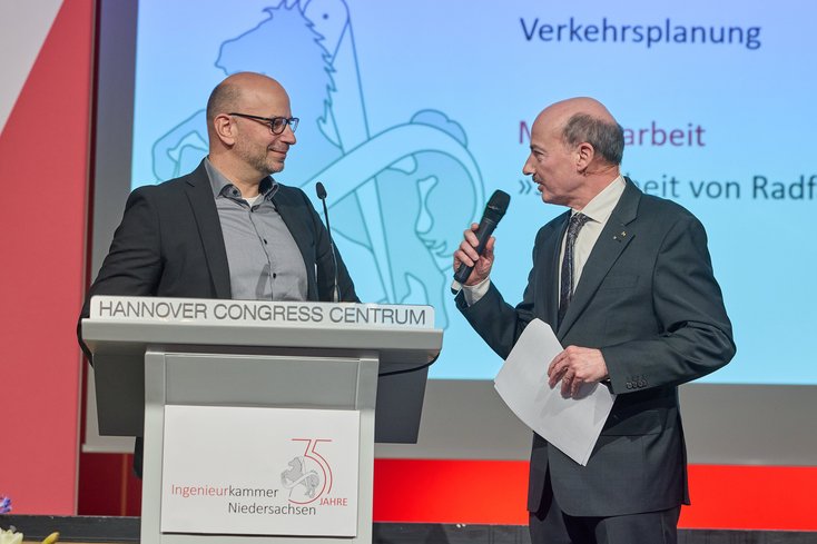 Der Präsident der Ingenieurkammer Niedersachsen, Prof. Dr.-Ing. Martin Betzler, und der Preisträger Tim Oliver Campen (li.) bei der Preisverleihung in Hannover. (Foto: Ingenieurkammer Niedersachsen)