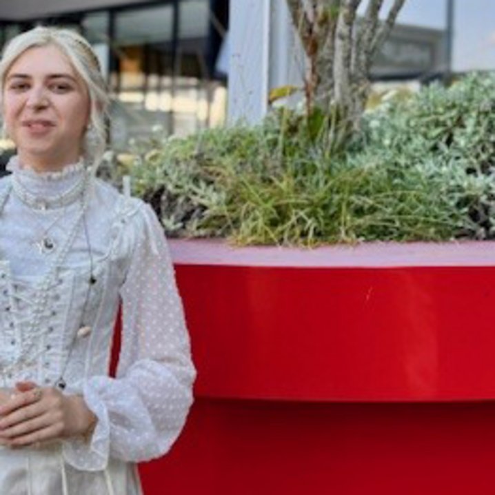Amelia besucht den Sommerdeutschkurs am Meer 2025 am Campus Wilhelmshaven (Bild: Jade HS/S. Oetken)