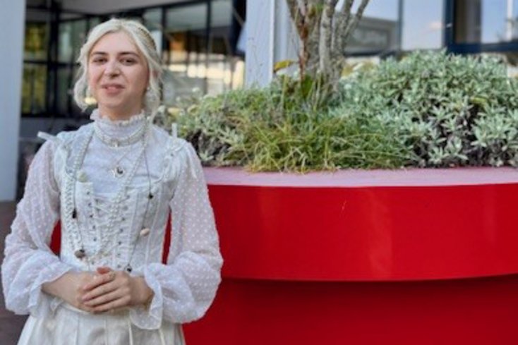 Amelia besucht den Sommerdeutschkurs am Meer 2025 am Campus Wilhelmshaven (Bild: Jade HS/S. Oetken)  