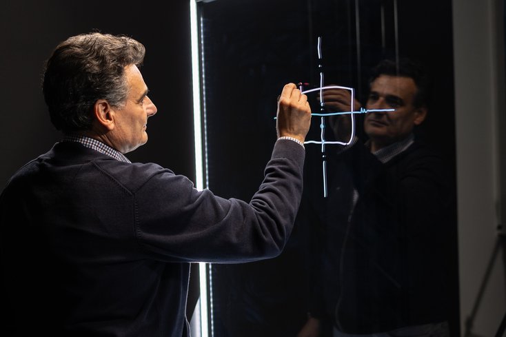 Dozent schreibt auf dem Lightboard.