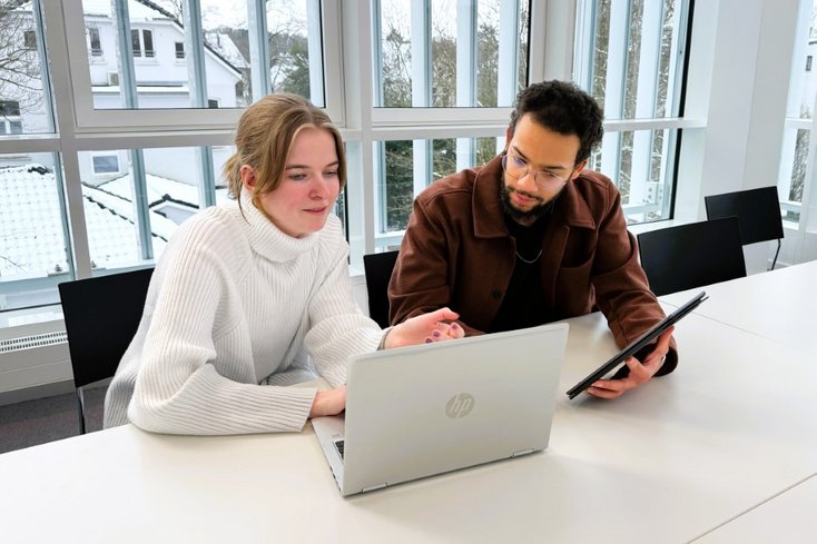 Studierende im Studierendenservicecenter (Bild: Jade HS)