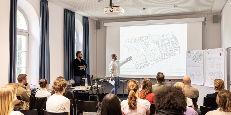 Studeirende des Studienganges Urban Design der Jade Hochschule präsentieren ein Projekt