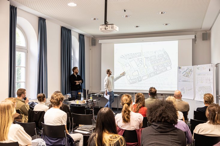 Studeirende des Studienganges Urban Design der Jade Hochschule präsentieren ein Projekt