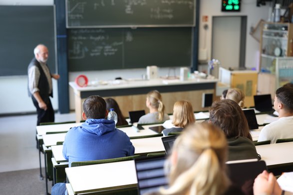Studierende hören der Vorlesung zu.