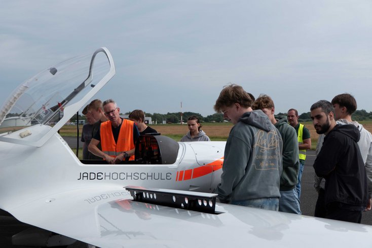Prof. Dr. Jens Wellhausen erläutert das Forschungsflugzeug JADE ONE der Hochschule (Bild: Jade HS)