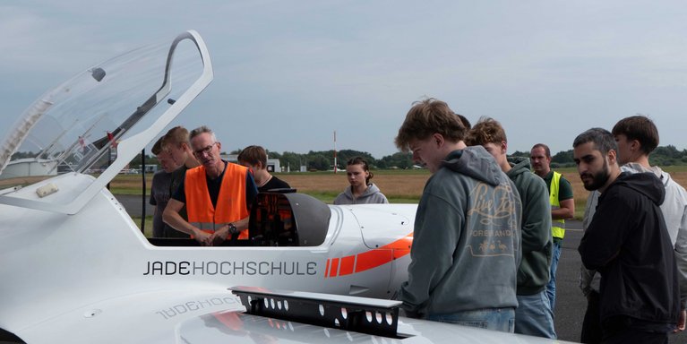 Prof. Dr. Jens Wellhausen erläutert das Forschungsflugzeug JADE ONE der Hochschule (Bild: Jade HS)
