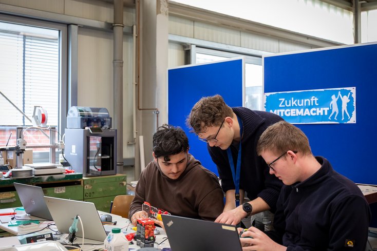 Challenge "Moonrace Robotikzentrum": Schüler_innen erkunden eine Mondlandschaft in einem selbstgebauten Roboterauto: (Foto: WorldSkills Germany / Frank Erpinar)