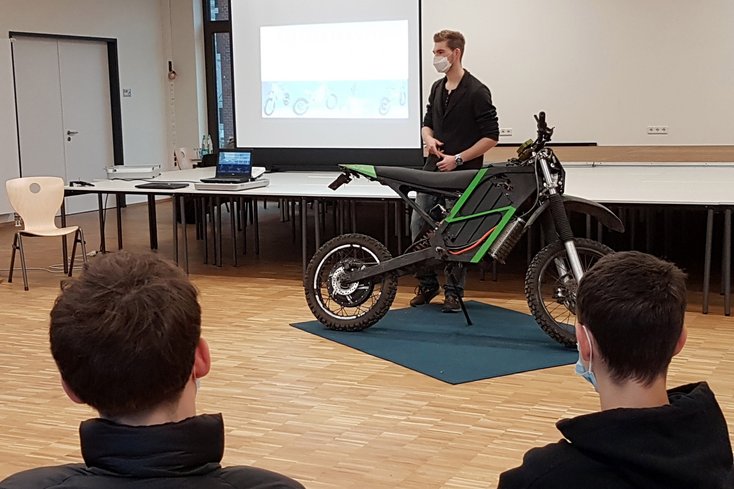 Gründer David Schoone stellte sein Unternehmen „Envecotricity“ – Motorräder mit Elektroantrieb – vor. (Foto: IHJO)