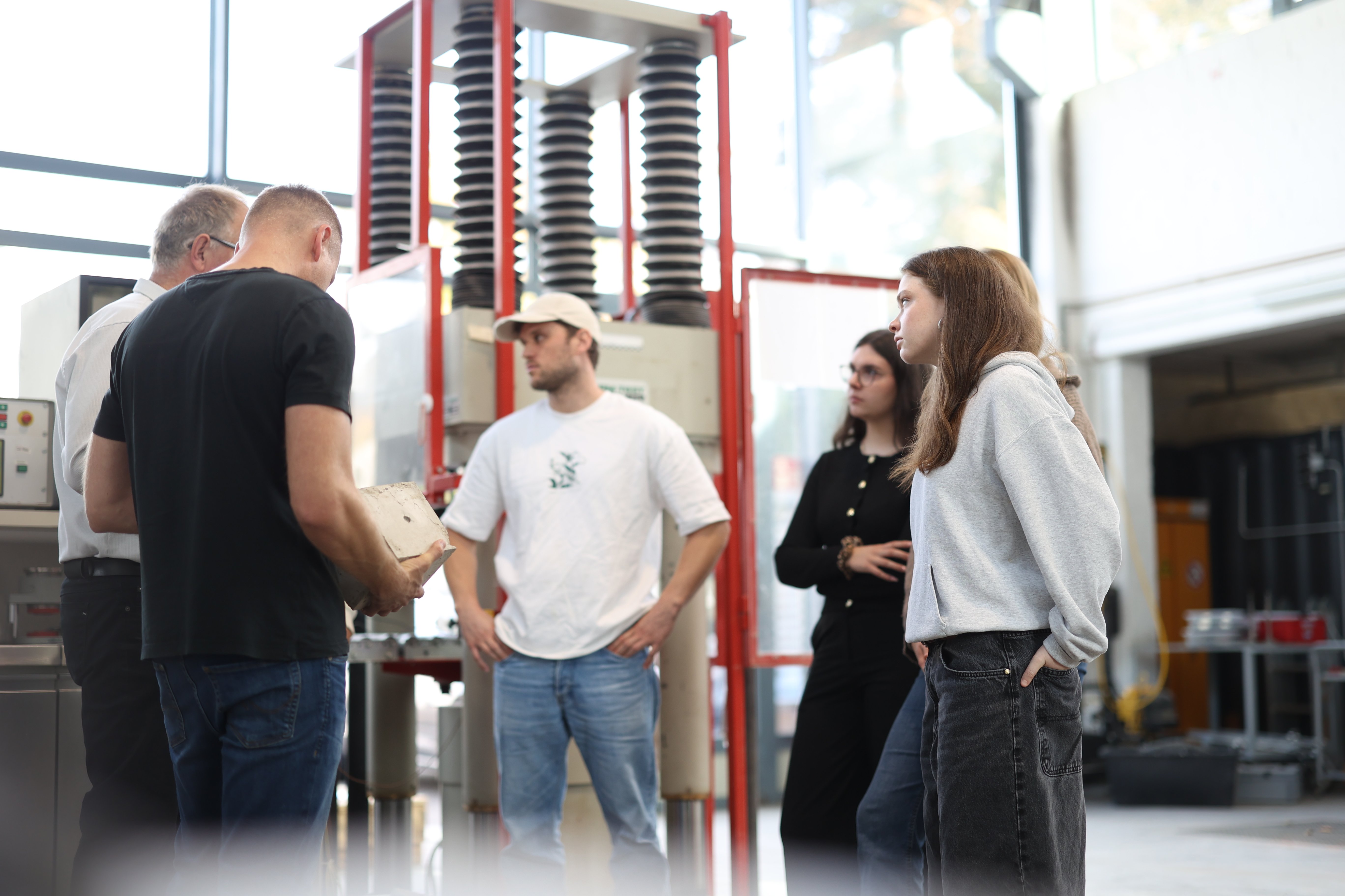 Dozent erklärt etwas in der Materialprüfanstalt.