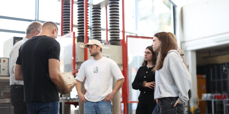 Dozent erklärt etwas in der Materialprüfanstalt.