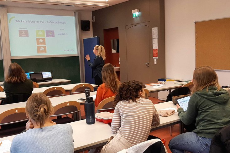 Präsentation der Kommunikationshilfen vor Studierenden des Studiengangs Logopädie. (Foto: Eske Montens/Jade HS)