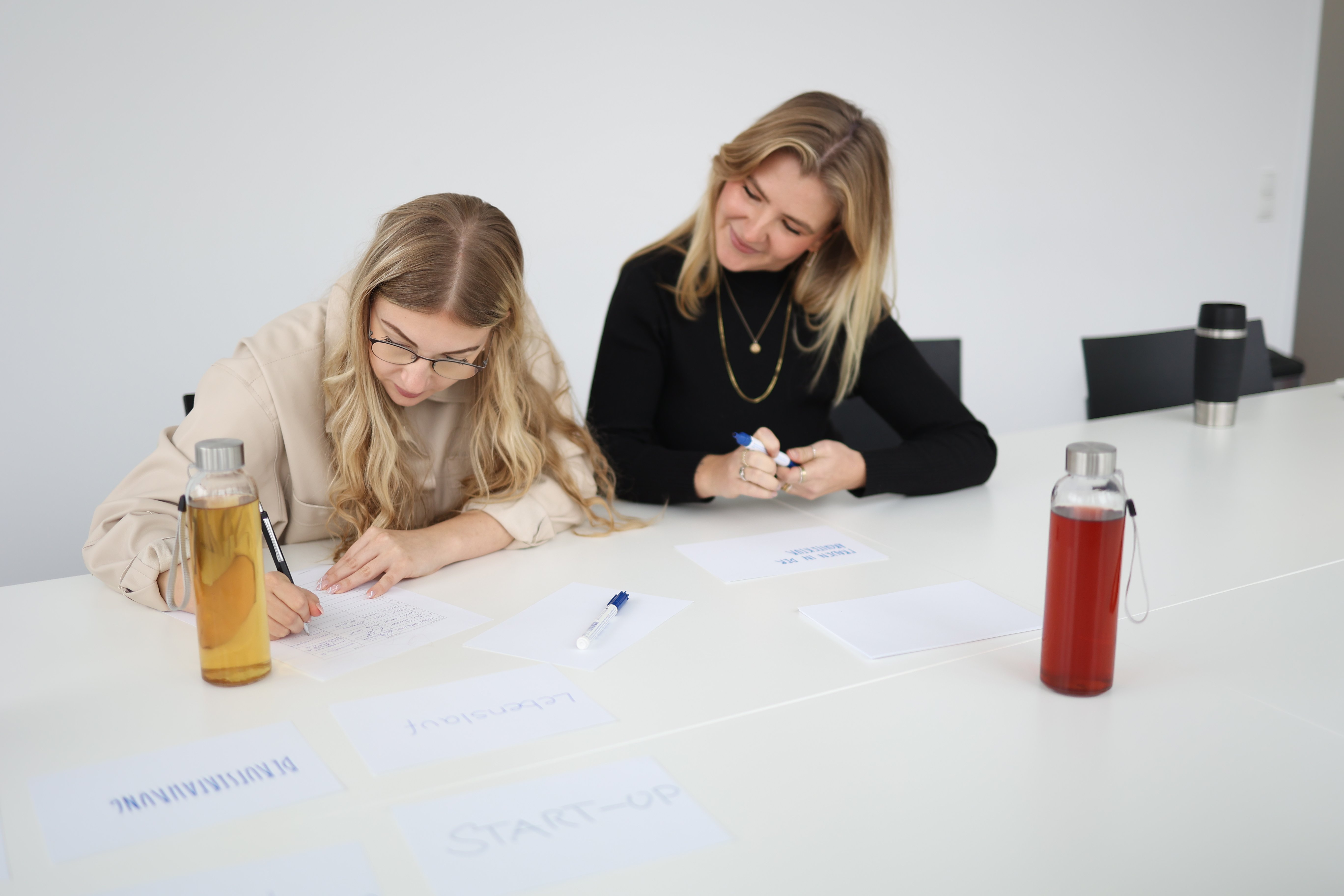 Studentinnen lernen zusammen.