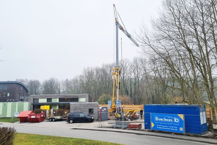Im 2013 eröffneten Neubau werden aktuell 45 Krippenkinder in drei Gruppen betreut. Voraussichtlich ab dem 1. Oktober 2025 sollen durch einen Erweiterungsbau zwei Kindergartengruppen hinzukommen. (Foto: Jade HS/Daniela Wrage)