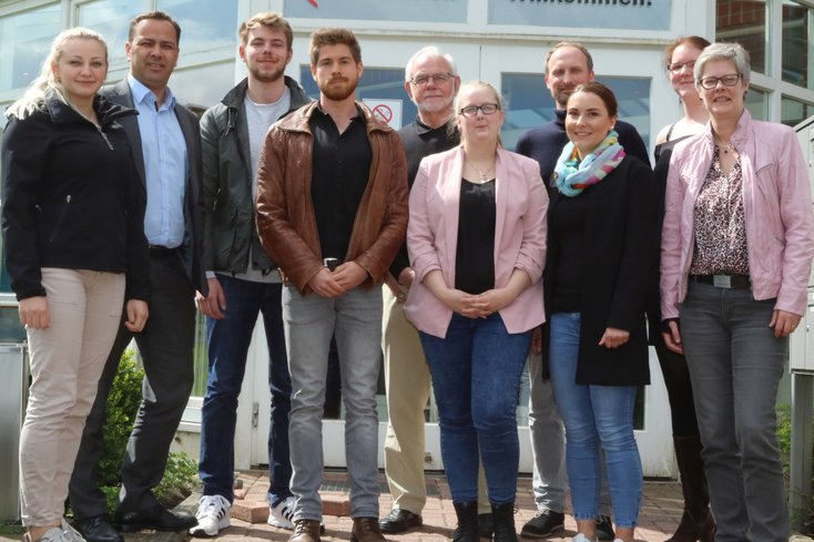 Das Siegerteam von „Vertrauenssache“ (v.l.): Katharina Heinz, AWO Hauptgeschäftsführer Thomas Elsner, Peter de Weerdt, Alexander Wachtel, AWO Vorsitzender Dr. Harald Groth, Britta Snater, AWO Referent Thore Wintermann, Sabrina Schutze, Nina Sandschulte, AWO Pressesprecherin Hannelore Hunter-Roßmann. Foto: Piet Meyer/Jade HS