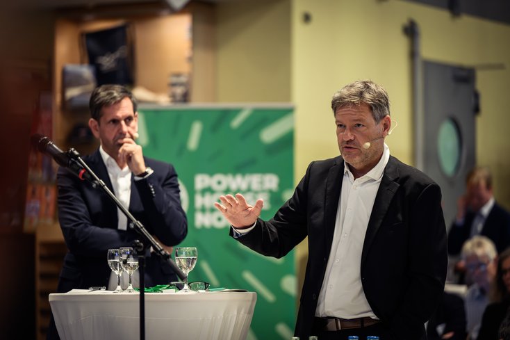 Bundeswirtschaftsminister Dr. Robert Habeck (re.) und sein niedersächsischer Amtskollege Olaf Lies diskutierten in Emden mit Praktikern der Energiewende. (Foto: Mohssen Assanimoghaddam)