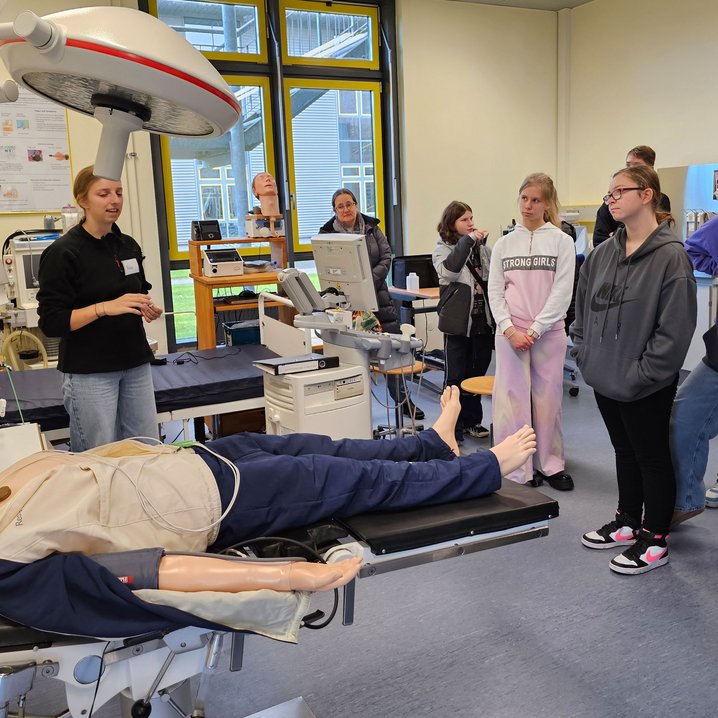 Laborbesuch in der Medizintechnik (Foto: Jade HS/Anka Albrecht)