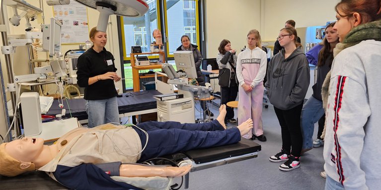 Laborbesuch in der Medizintechnik (Foto: Jade HS/Anka Albrecht)