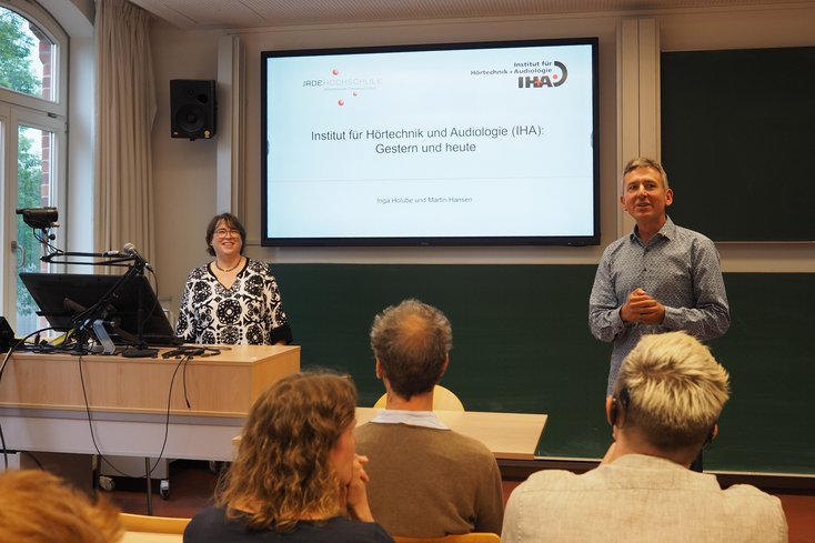 Rückblick und Ausblick des Instituts für Hörtechnik und Audiologie mit Prof. Dr. Inga Holube und Prof. Dr. Matthias Blau (Foto: Ralph Nolte-Holube/Jade HS) 
