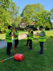 Studierende vermessen den Schlosspark Jever 2024