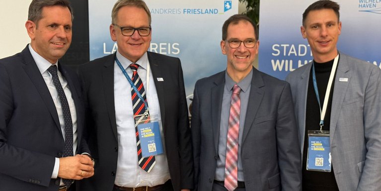 v.l.n.r.: Olaf Lies (Wirtschaftsminister Nds.), Stefan Schwanke (Regionalmanager), Prof. Dr. Holger Saß (VP-F) und Alexander Leonhardt (Geschäftsführer Wirtschaftsförderungsgesellschaft mbH) auf dem Dialogforum. (Foto: Olaf Fischer)