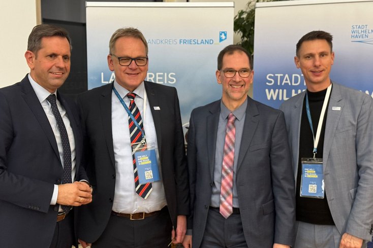 v.l.n.r.: Olaf Lies (Wirtschaftsminister Nds.), Stefan Schwanke (Regionalmanager), Prof. Dr. Holger Saß (VP-F) und Alexander Leonhardt (Geschäftsführer Wirtschaftsförderungsgesellschaft mbH Wilhelmshaven) auf dem Dialogforum. (Foto: Olaf Fischer)