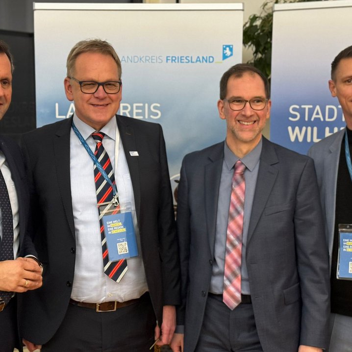 v.l.n.r.: Olaf Lies (Wirtschaftsminister Nds.), Stefan Schwanke (Regionalmanager), Prof. Dr. Holger Saß (VP-F) und Alexander Leonhardt (Geschäftsführer Wirtschaftsförderungsgesellschaft mbH) auf dem Dialogforum. (Foto: Olaf Fischer)