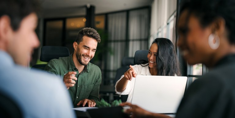 Studierende Betriebswirtschaftslehre Master online am Laptop