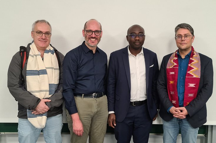 Dr. Kwame Obeng (3.v.l.) mit Mitgliedern der Abteilung Geoinformation (v.l.): Prof. Dr. Roland Pesch (IAPG), Prof. Dr. Jan Matthias Stielike und Prof. Dr. Frank Schüssler (Studiendekan Geoinformation) (Foto: Jade HS/Lena Wiegand)