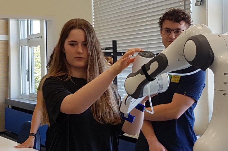 Laborbesuch im Robotikzentrum JadeBay: Unter Aufsicht testen die Schülerinnen die Zusammenarbeit mit einem kollarobierenden Roboter (Foto: Anka Albrecht/Jade HS)