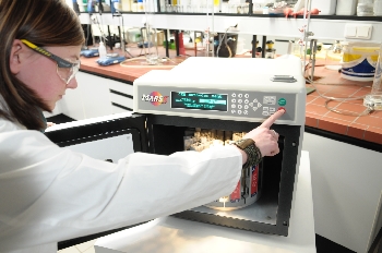 Forscherin im Labor an einem Laborgerät