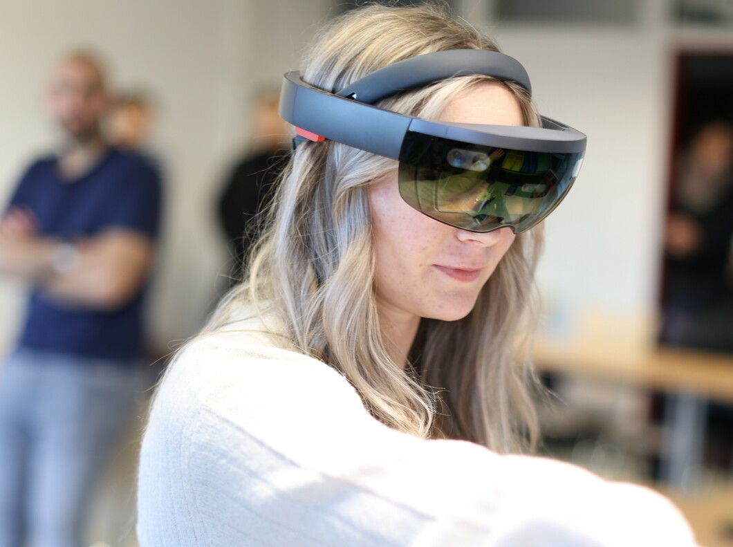 Foto: Studentin mit AR-Brille