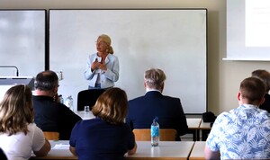 Referentin Tanja Balz stellt die Social Media Aktivitäten der Nietiedt-Gruppe vor (Foto: Nane Noll) Referentin Tanja Balz stellt die Social Media Aktivitäten der Nietiedt-Gruppe vor (Foto: Nane Noll)