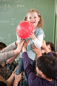 Mädchen mit Luftballon im Seminarraum