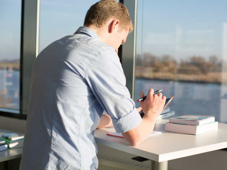 Jade Hochschule, Elsfleth, 29. November 2016, Bibliothek, Steharbeitsplatz, Laptop, Tablet, Student, blond, Philipp Manthey