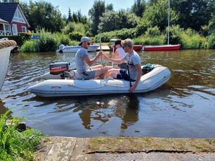 Studierende unterwegs auf einem Boot